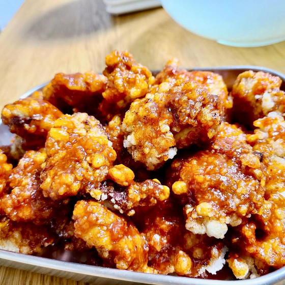 自家製コチュジャンの甘辛味が癖になるヤンニョムチキン
