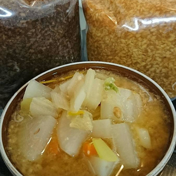昨年仕込んだお味噌で作る豚汁を召し上がってもらいます。
