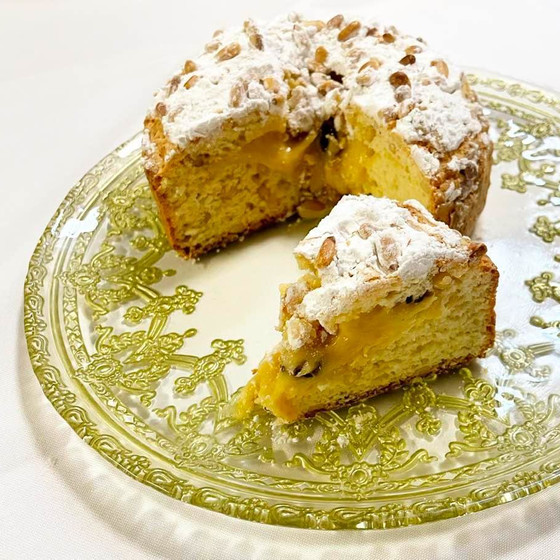 コーヒーとカルダモンのジェラート とピノラータ（松の実のケーキ）