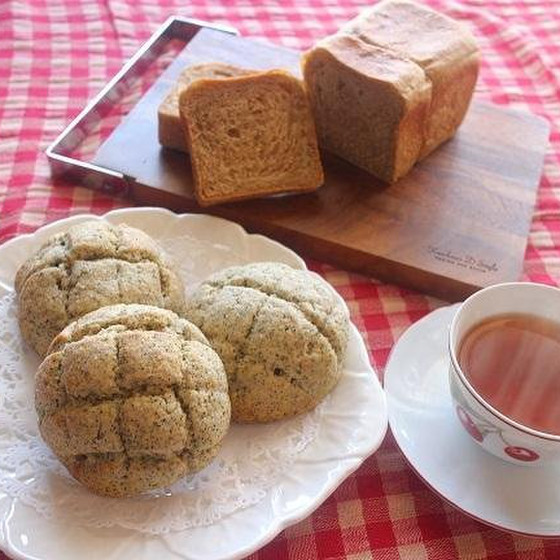 プルーンブレッドと紅茶のメロンパン