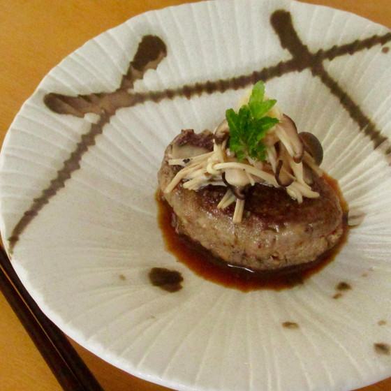 ヘルシーなのにジューシーな、旨みたっぷり【和風豆腐ハンバーグ】の作り方