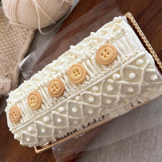 ピスタチオクリームのホワイトニットロールケーキ