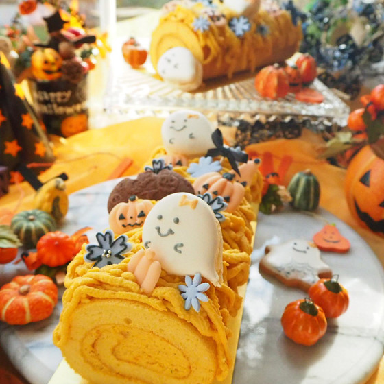 ハロウィンのカボチャロールケーキ