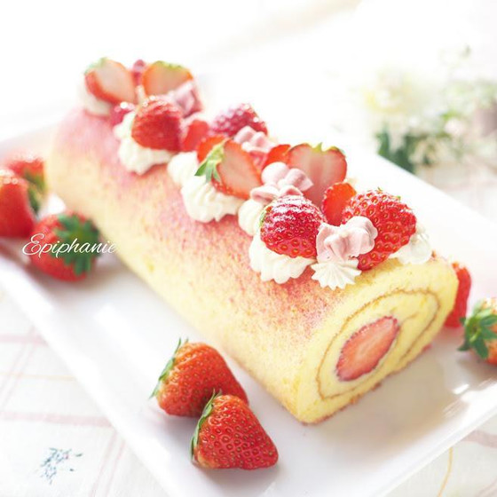 イチゴのカスタードロールケーキとローズ絞りクッキー