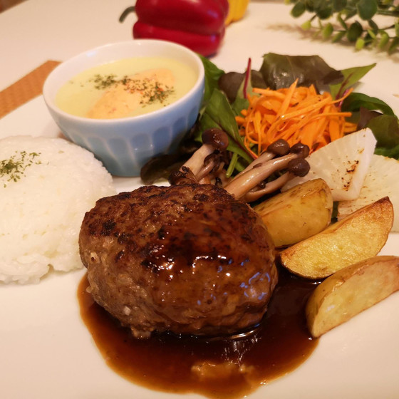 洋食屋さんのダブルソースのハンバーグ