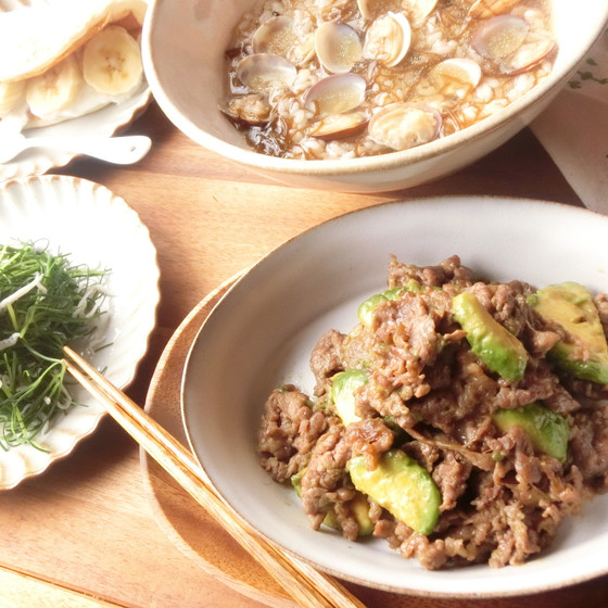 顔手足キュッとスッキリ！牛肉とアボカドの炒めと和風出汁雑炊 