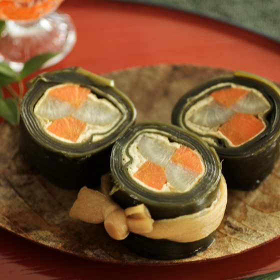 鶏がら出汁で作る野菜昆布巻き