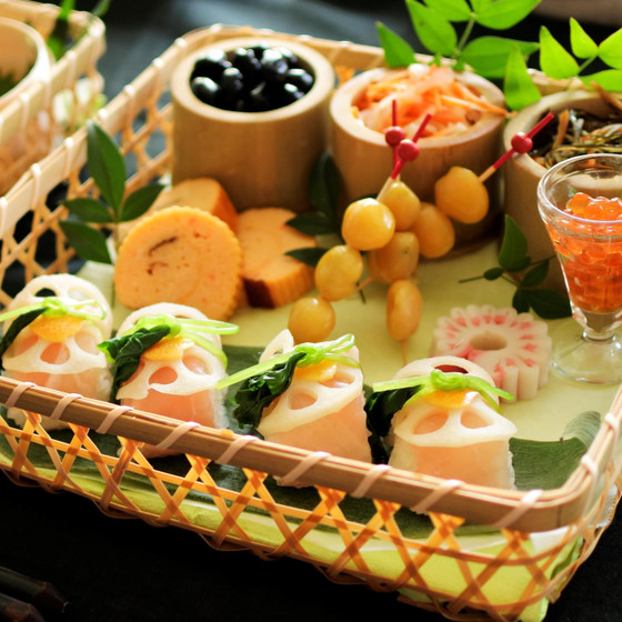 黒豆の甘煮
伊達巻
レンコンと生ハムの巻き寿司
他
