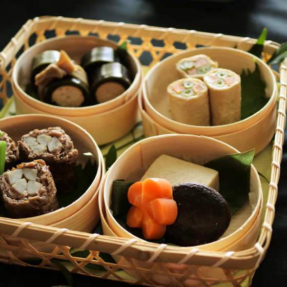 湯葉の野菜巻き
八幡巻
野菜と高野豆腐の炊き合わせ
他