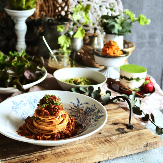 【セロトニンと腸内環境】鶏ひき肉と大豆ミートのミートソースパスタと香味ドレッシング、ノンオイルキャロットラペ、抹茶ティラミスなど5品【食事でモチベーション管理】