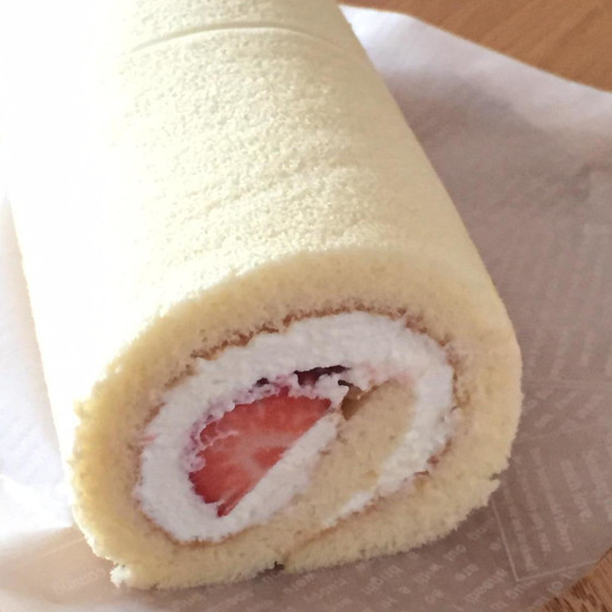 苺の生ロールケーキ