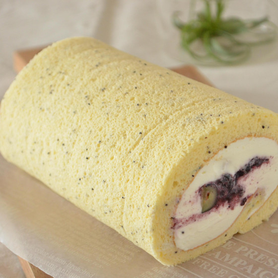 シフォン生地で作る　ブルーベリーロールケーキ