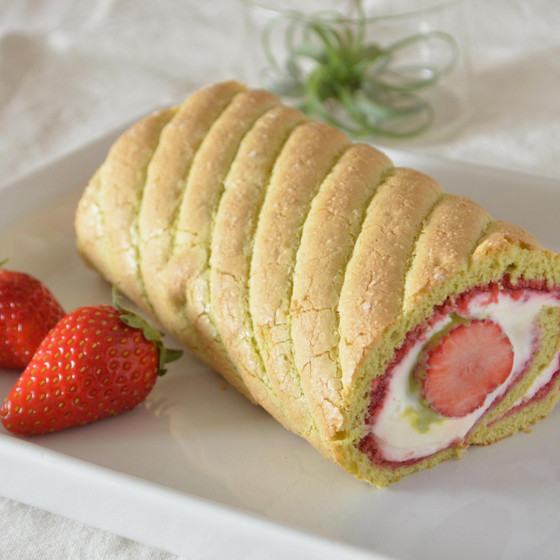苺とピスタチオのロールケーキ