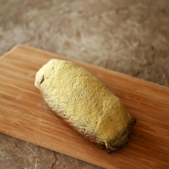 ほうじ茶入り粉砂糖をたっぷりふるいます