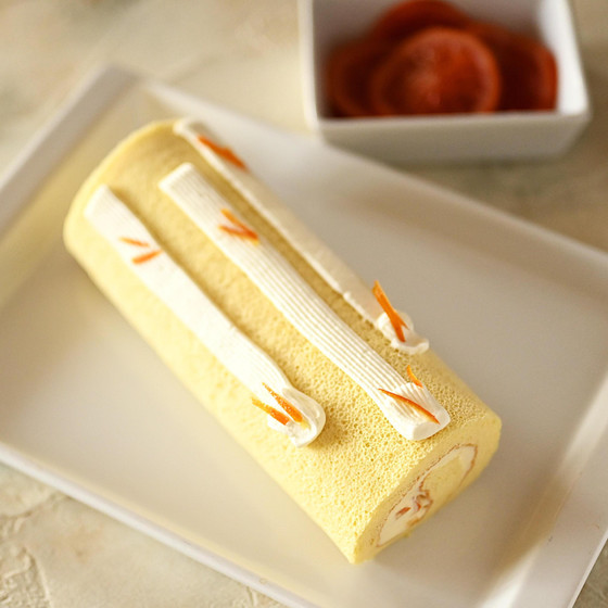 素材から丁寧に　贅沢オレンジチーズロールケーキ