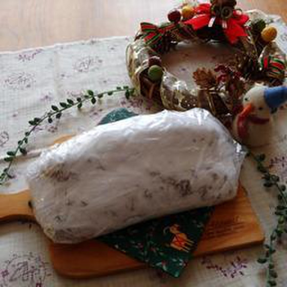 クリスマスに花を添える「シュトーレン」 