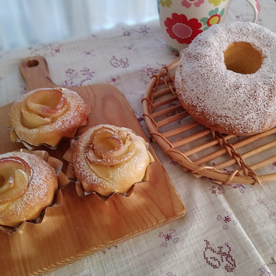 クリスマスの食卓を彩る☆「りんごのクグロフと薔薇のりんごパン」