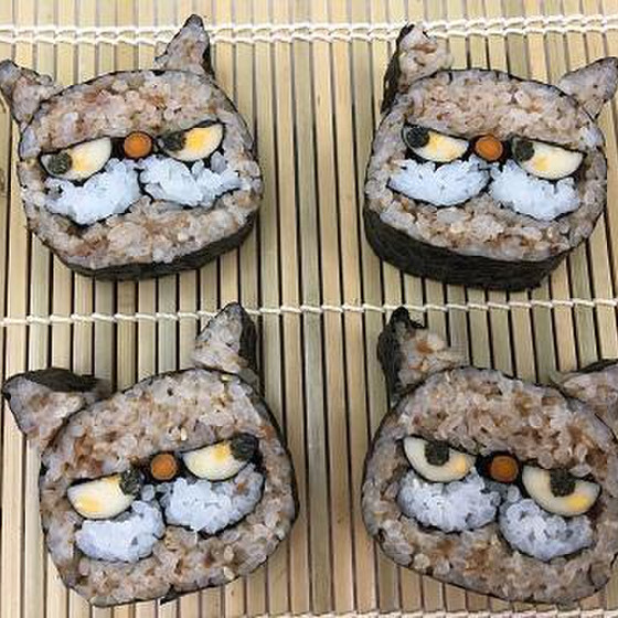 谷中でネコの巻き寿司作り