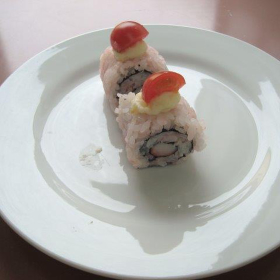 サーモンときゅうりの寿司ロールと桜餅作り