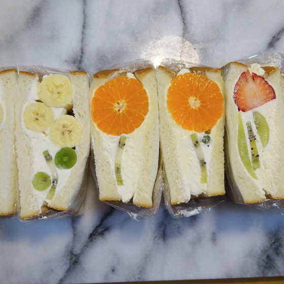 お花のフルーツサンド作り
