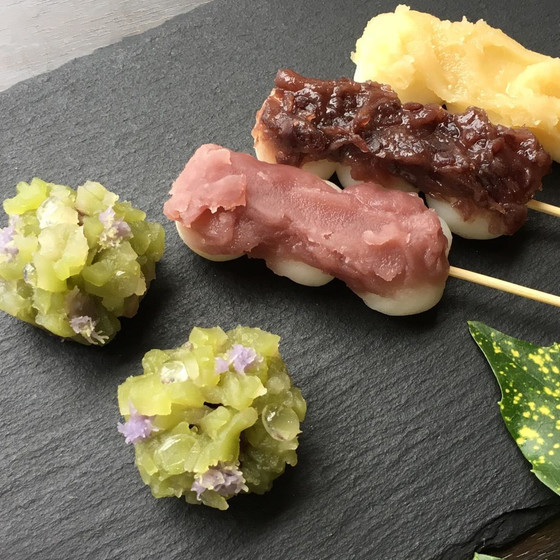 串団子3種類（粒餡、味噌餡、ラズベリー餡）ときんとん製露草