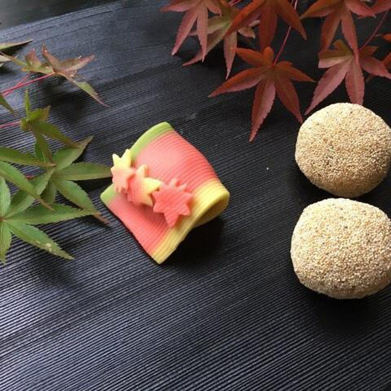 芥子餅（求肥製）と竜田川（煉り切り製）、光琳菊（薯蕷饅頭）