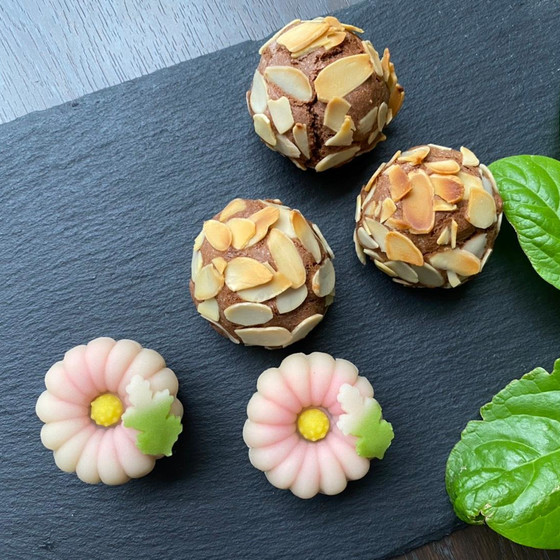 アーモンド饅頭（黄味餡入り）と煉り切り製の翁草他1品