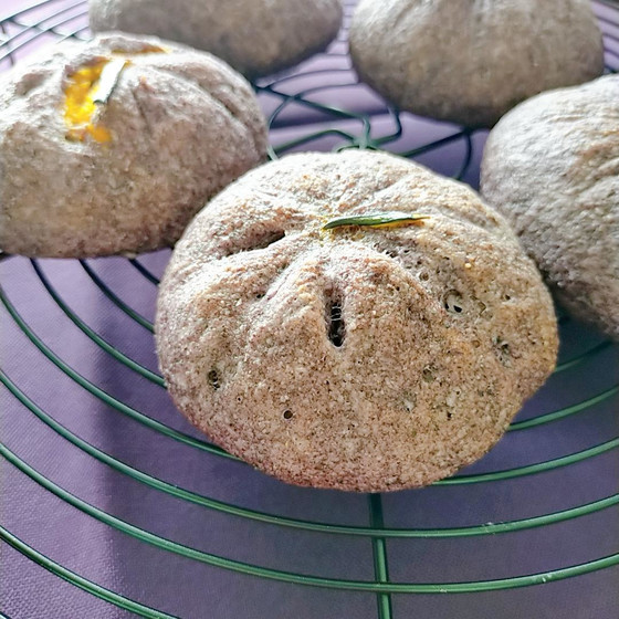 黒米と米粉でグルテンフリーの【かぼちゃパン】