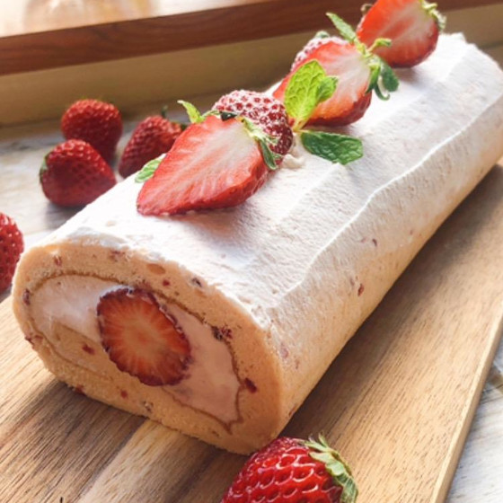 苺のレアチーズロールケーキ　（土日）