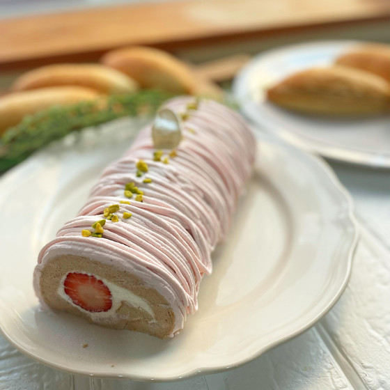 苺のモンブランロールケーキ　２４ｃｍ（土日）