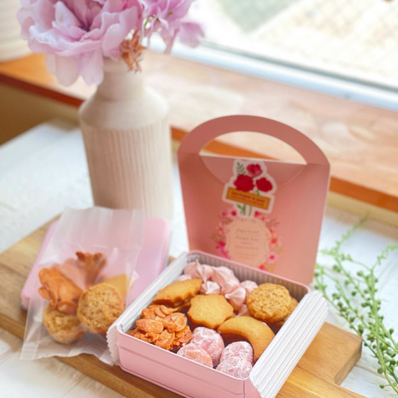 こちらは春のクッキー缶