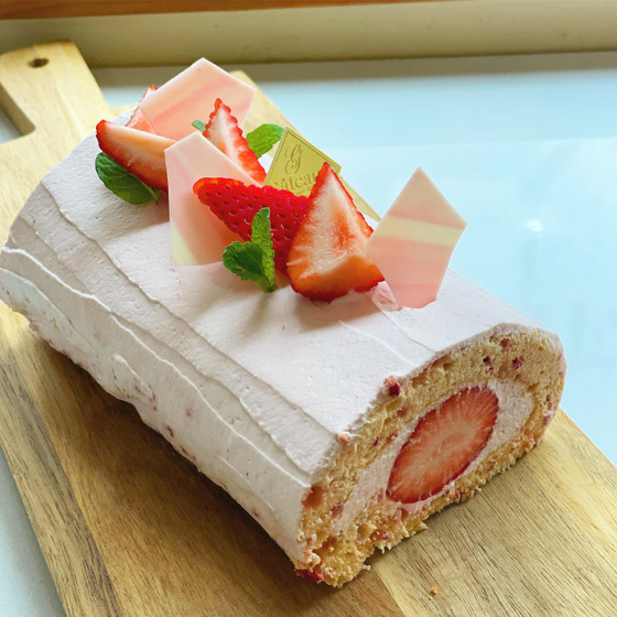 苺のレアチーズロールケーキ　２４ｃｍ（土日祝）