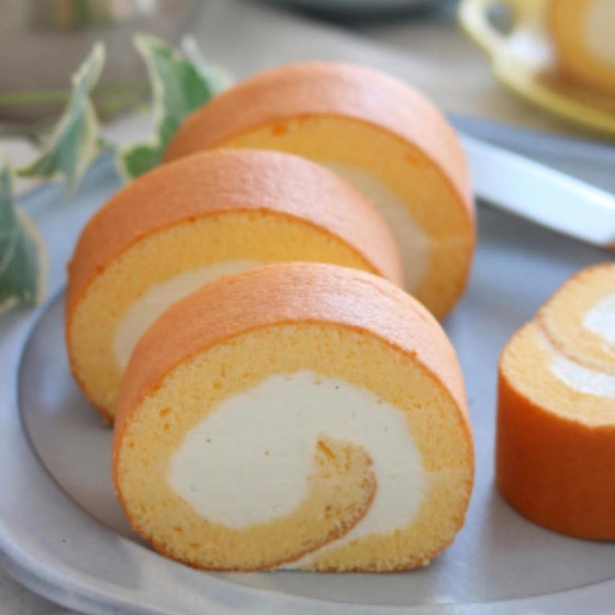 ご家庭ではシンプルに生クリームだけ巻くのも美味しいです