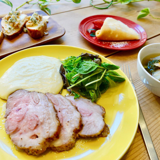 おうちフレンチ　ポークのロティとチーズとろけるポテトのアリゴ