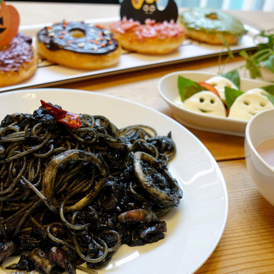 真っ黒イカスミパスタとカラフルドーナツでハロウィンディナー