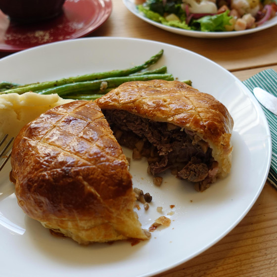 牛ヒレの肉パイ包み焼きとチョコレートカップのトライフルケーキ