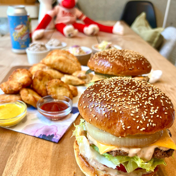 【オンライン】最高のハンバーガーを作ろう！　新鮮野菜のホームメイドグルメバーガーと定番サイドディッシュ