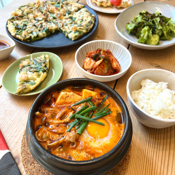 冬の定番Korean 熱々スンドゥブチゲと手仕込みキムチ