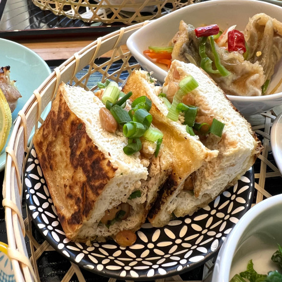 栃尾揚げの納豆挟み焼き