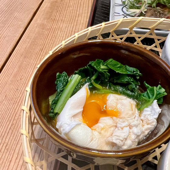 小松菜と落とし卵のおひたし 