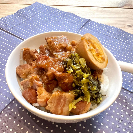 「魯肉飯」（ルーローハン）