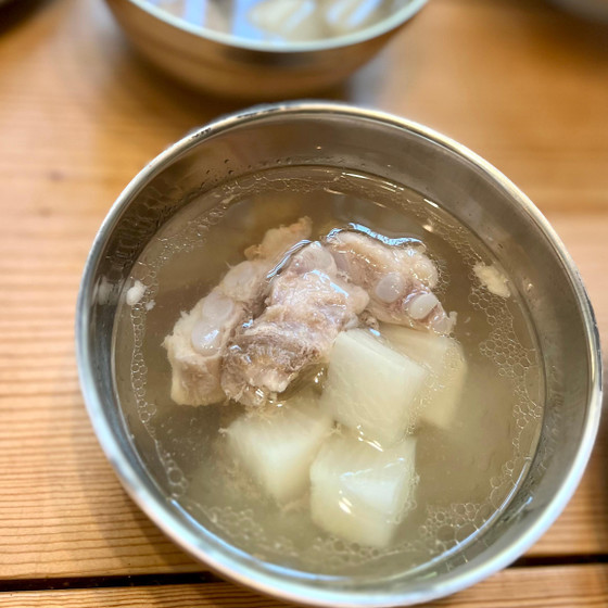 「排骨湯」（パイグータン）