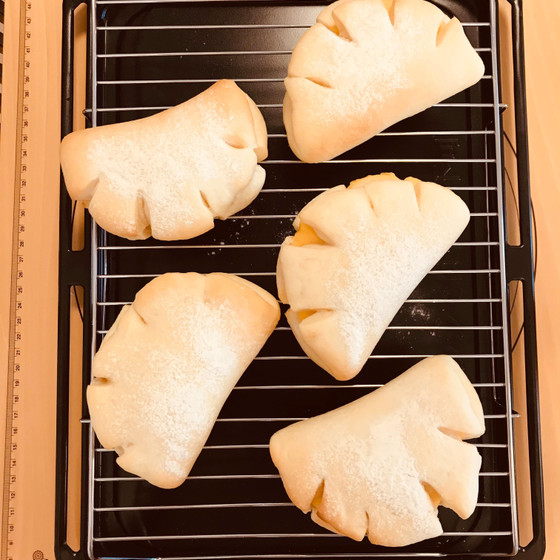 白いクリームパン 