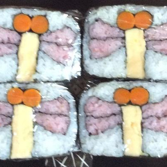 トンボとコスモスの飾り巻き寿司