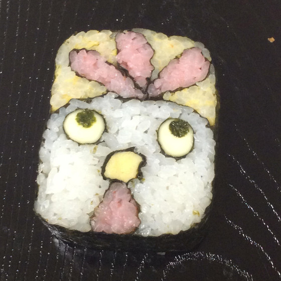 桃の花と酉の飾り巻き寿司 