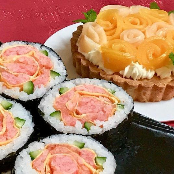 母の日やお誕生日のプレゼントに！薔薇のタルトと飾り巻き寿司