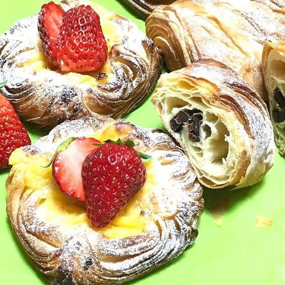 カントリークッペ＆デニッシュペストリー（苺とチョコ）