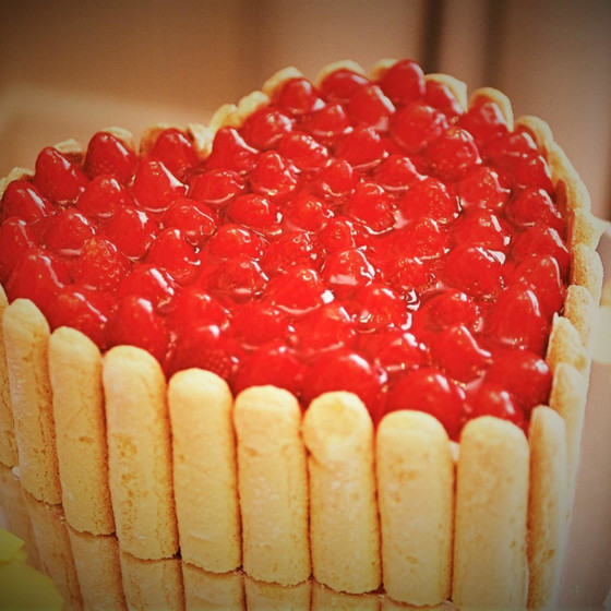 バレンタインデー直前　ハートの可憐なケーキ