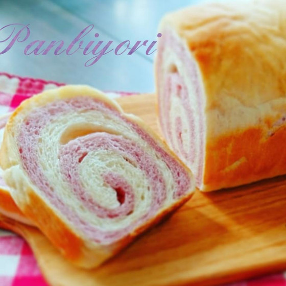 紫芋のぐるぐるパン(９月の月替わりメニューです。）
