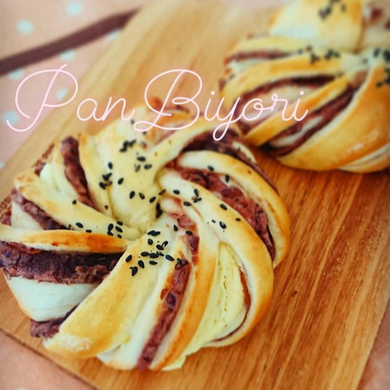 クリームチーズ粒あんぱん(１月の月替わりメニューです。）
